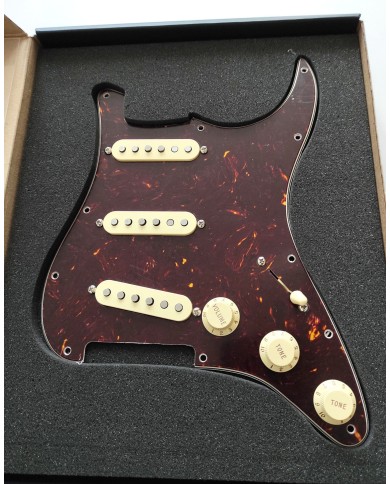 Fender vorverdrahtetes Tortoise-SSS-Pickguard mit 11 Löchern für Strat, TEXAS SPECIAL Pickups