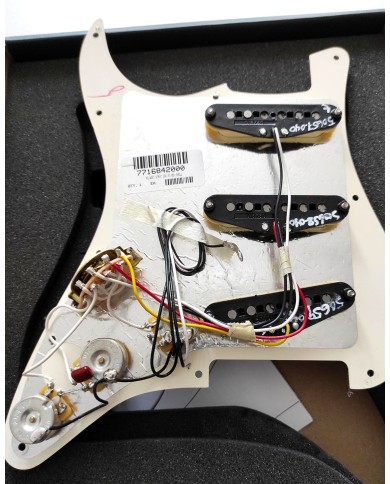 Schwarzes vorverkabeltes Fender Pickguard SSS 11H für Strat, VINTAGE NOISELESS Pickups