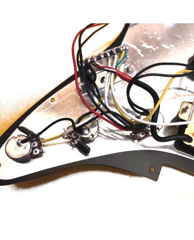 Black loaded pickguard, Strat HSS, ceramic pickups