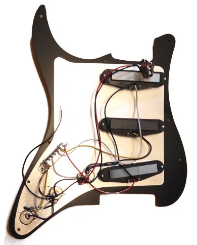 Black loaded pickguard, Strat SSS, ceramic pickups