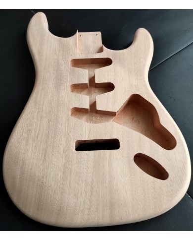 Leichter 2-teiliger Stratocaster-Korpus aus Mahagoni, unbehandelt