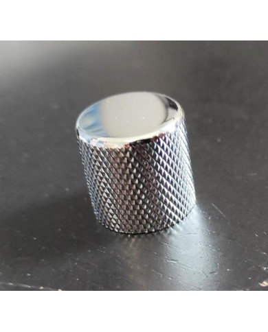 1 flacher Metallknopf, Chrom, feine Rändelung, 18 Zähne für 6mm-Potis, Tele / Bass