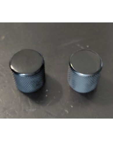 2 flache Metallknöpfe, schwarz, feine Rändelung, 18 Rillen für 6mm-Potis, Tele / Bass
