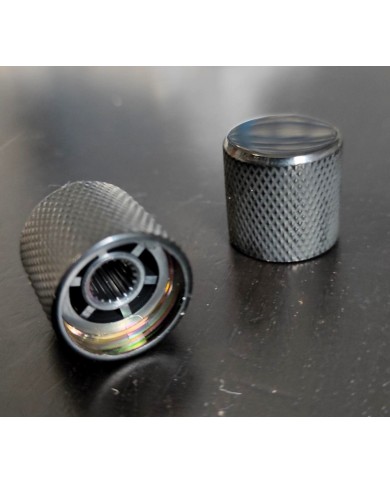 2 flache Metallknöpfe, schwarz, feine Rändelung, 18 Rillen für 6mm-Potis, Tele / Bass